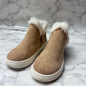 Kids Kelly & Katie Beige Suede Boots with White Fur US Size 11